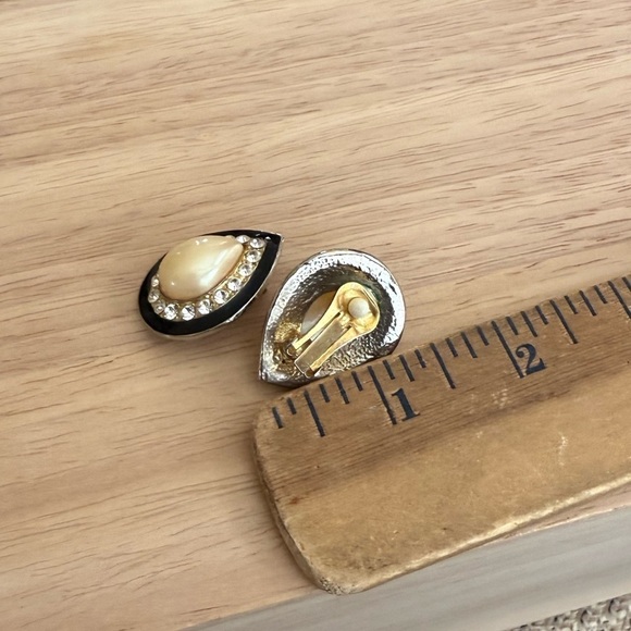 Vintage ClipOn Earrings - Picture 3 of 3